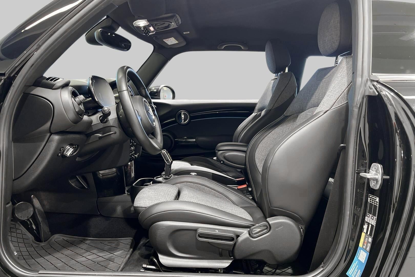 MINI COOPER SE iso kuva 9