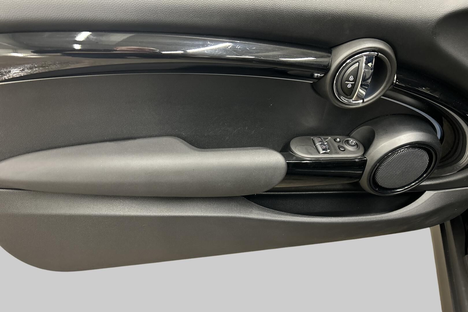 MINI COOPER SE iso kuva 13