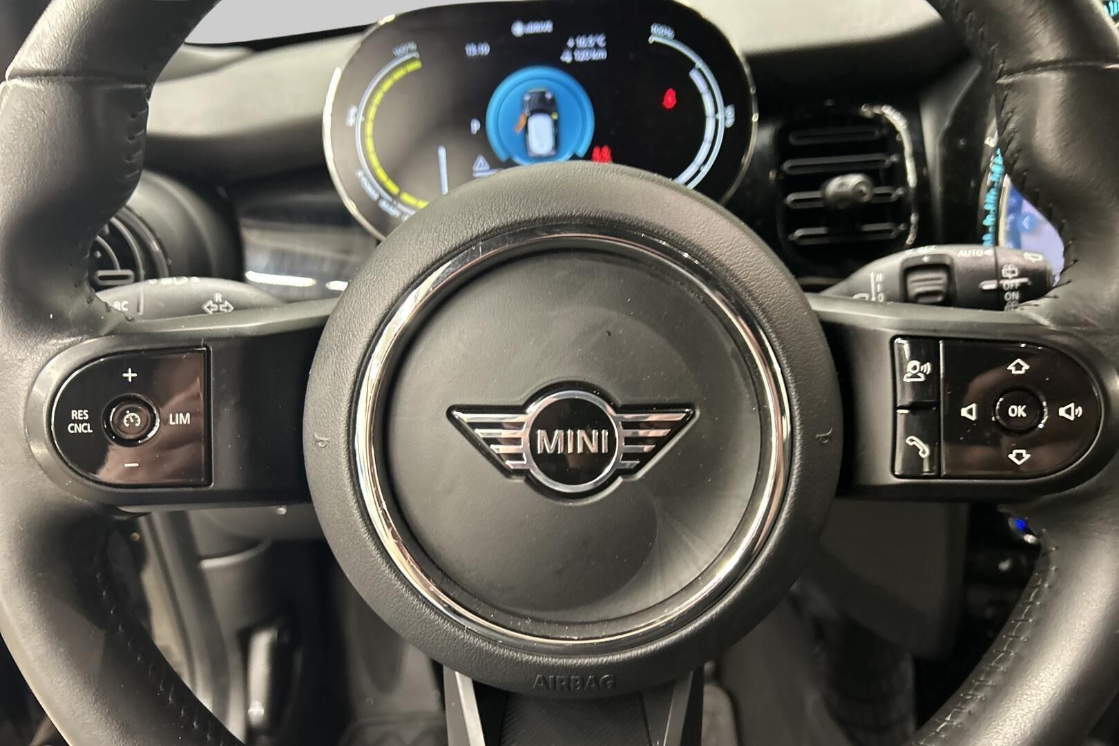 MINI COOPER SE iso kuva 17
