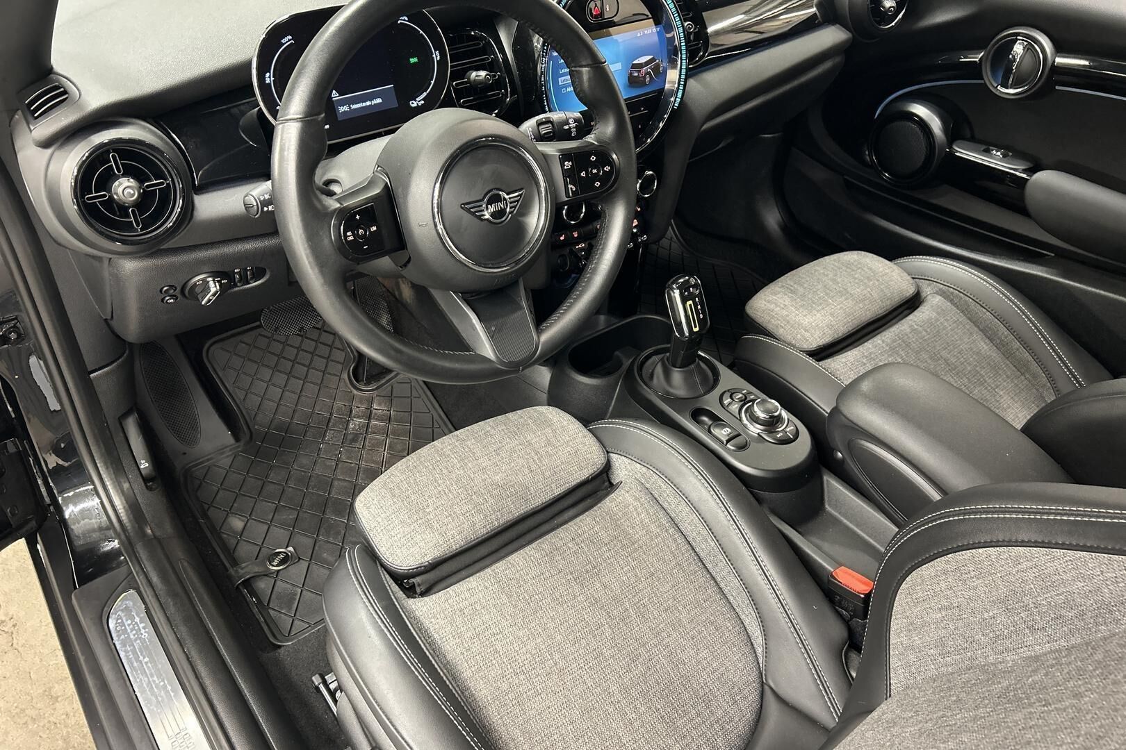 MINI COOPER SE iso kuva 9