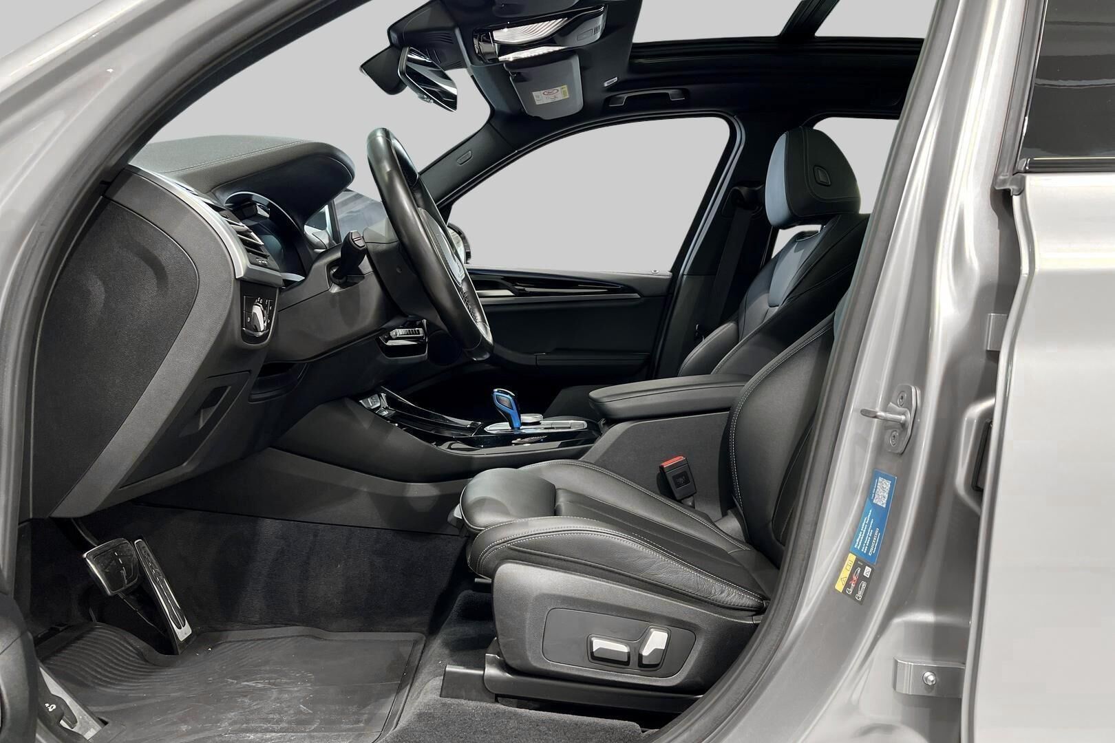 BMW IX3 iso kuva 9