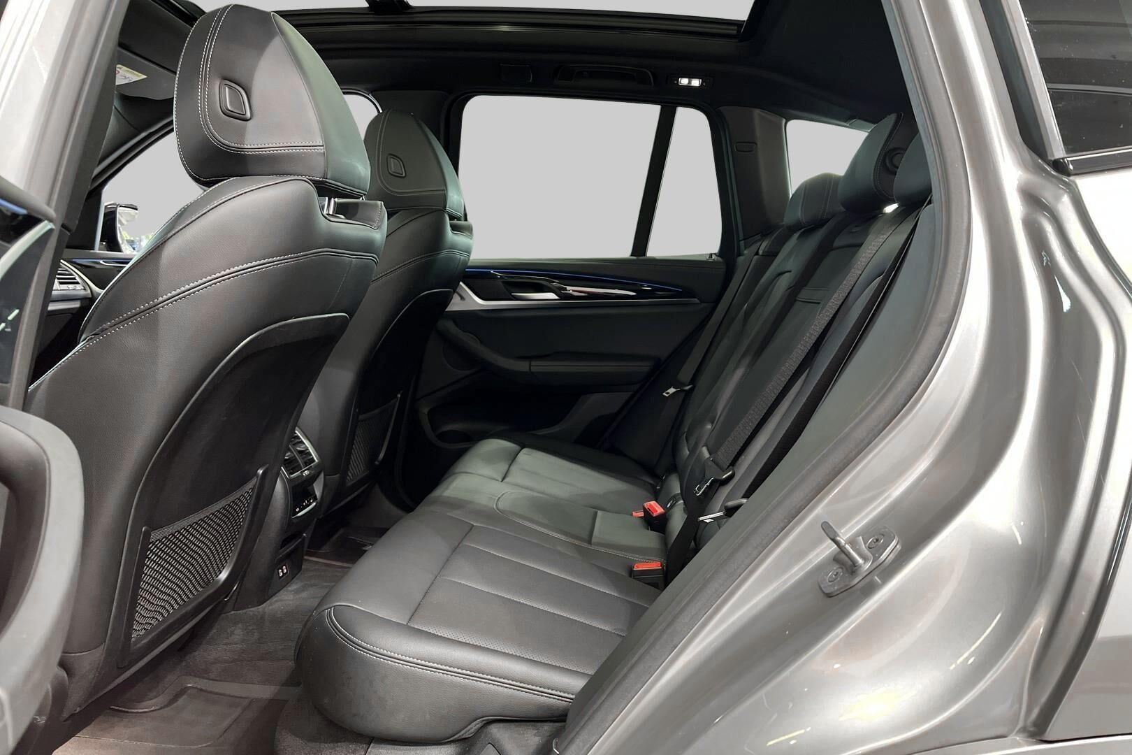 BMW IX3 iso kuva 10