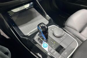 BMW IX3 esikatselu 20