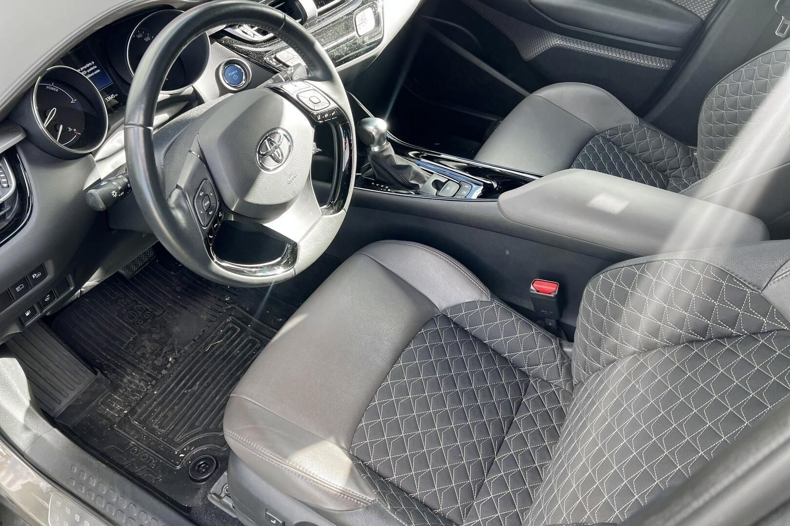 TOYOTA C-HR iso kuva 1