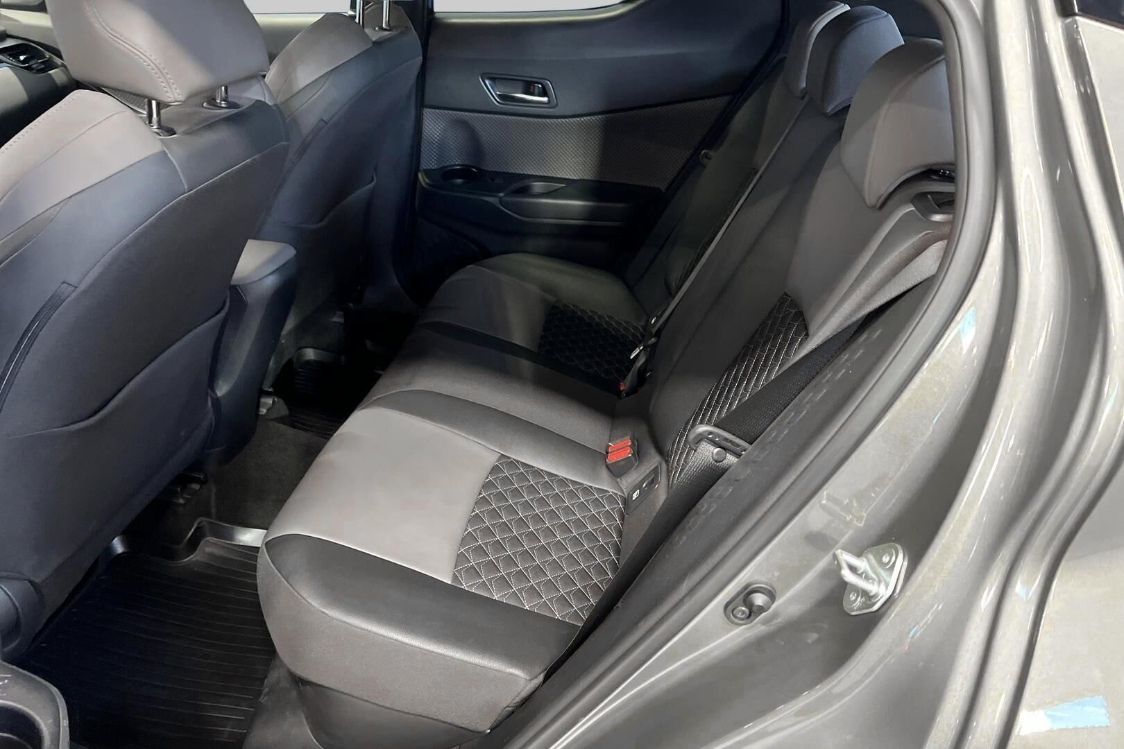 TOYOTA C-HR iso kuva 10