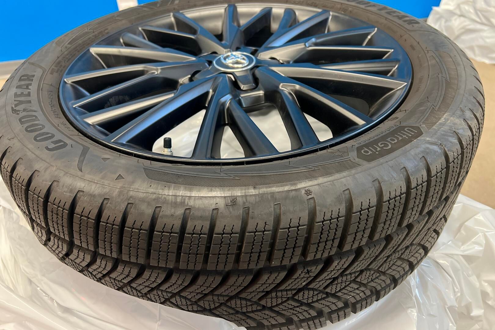 TOYOTA C-HR iso kuva 21