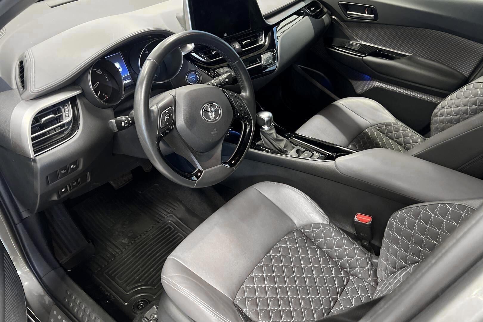 TOYOTA C-HR iso kuva 9
