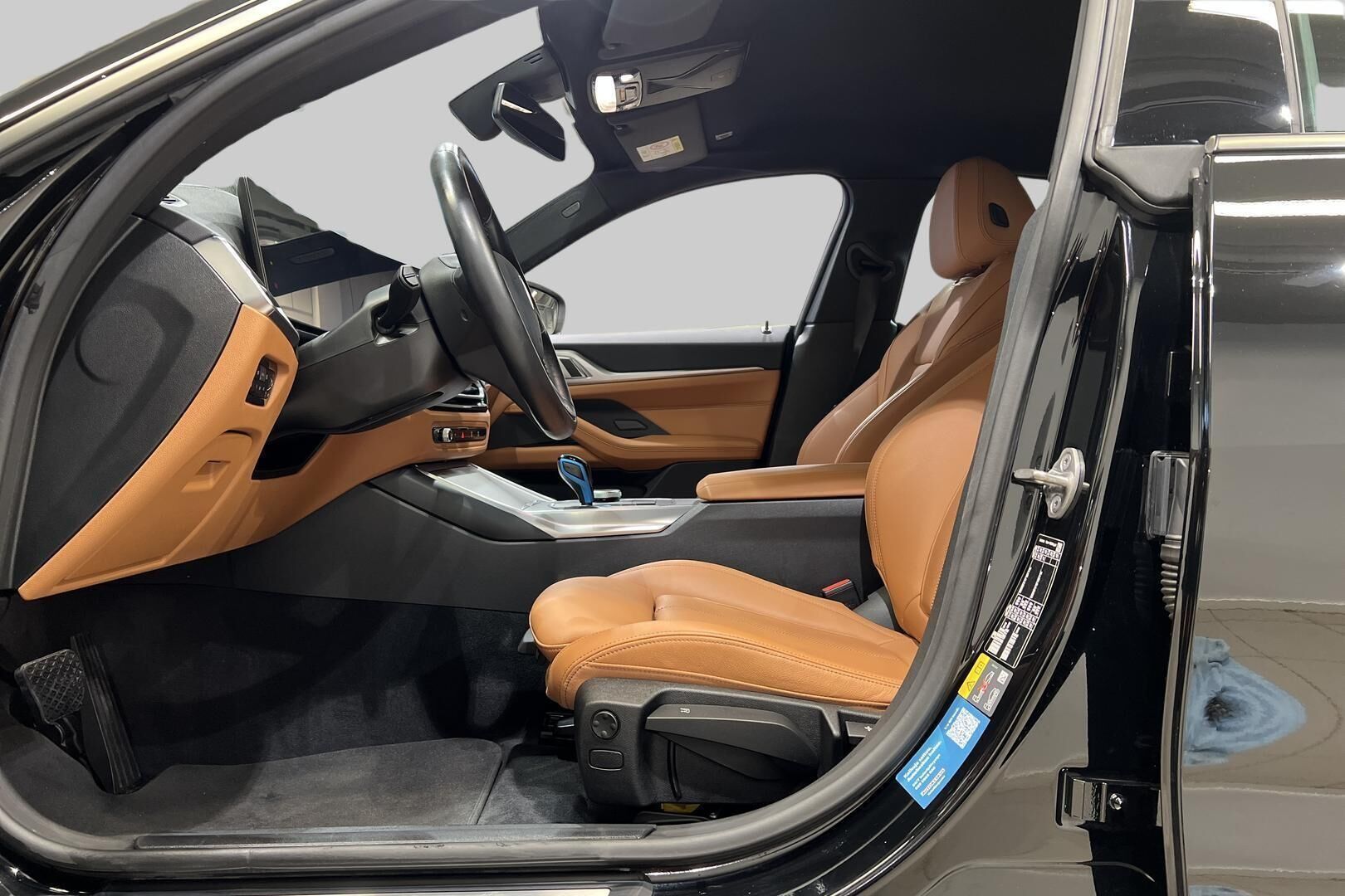BMW i4 iso kuva 9