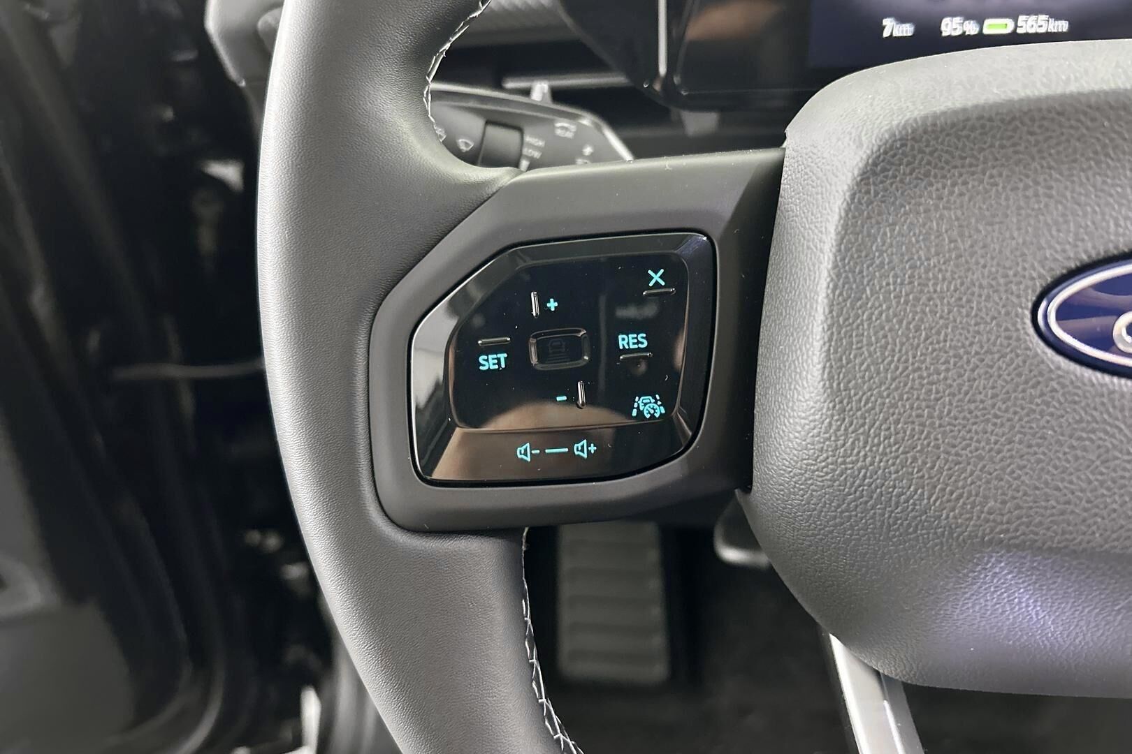 Ford Explorer iso kuva 16