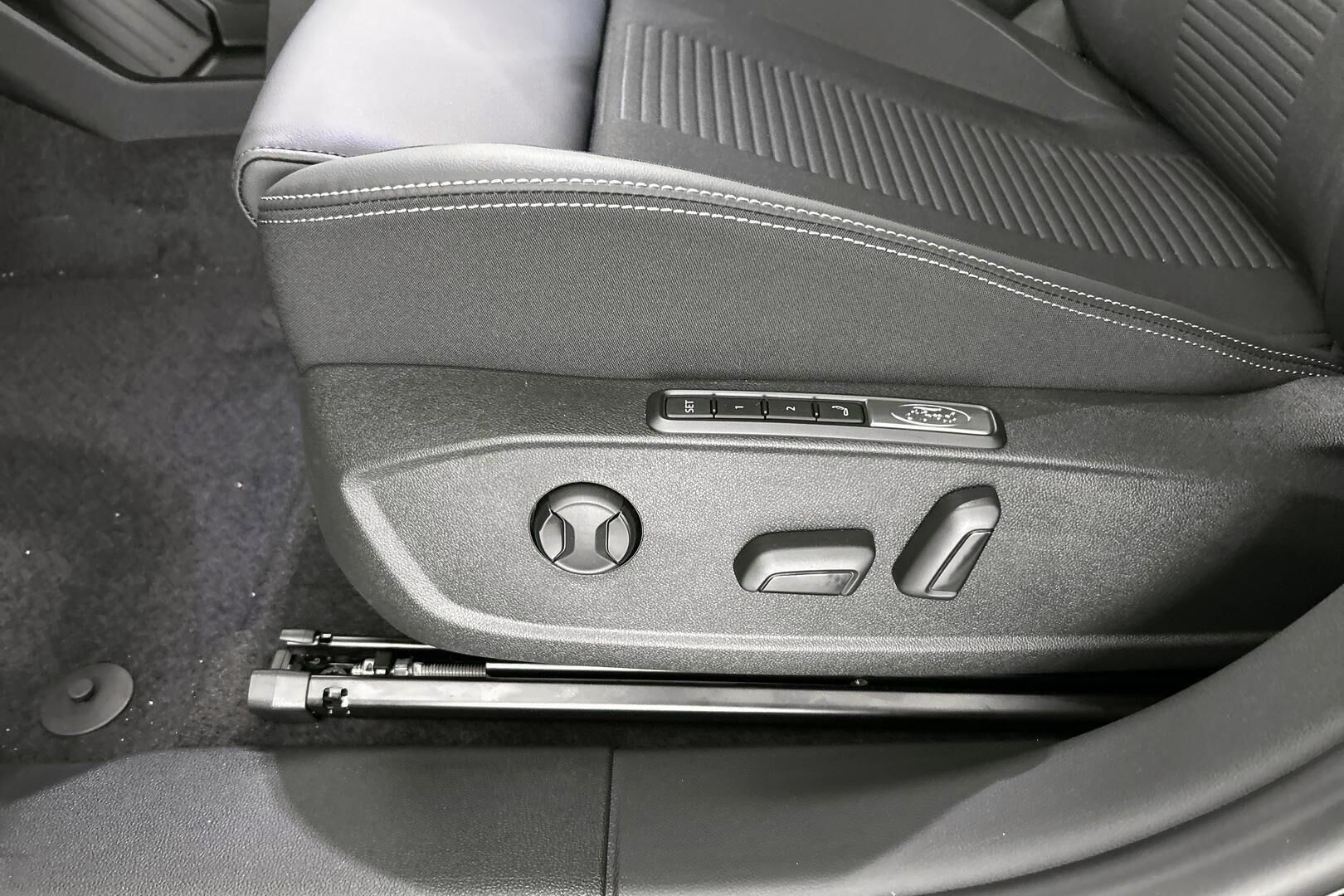 Ford Explorer iso kuva 19