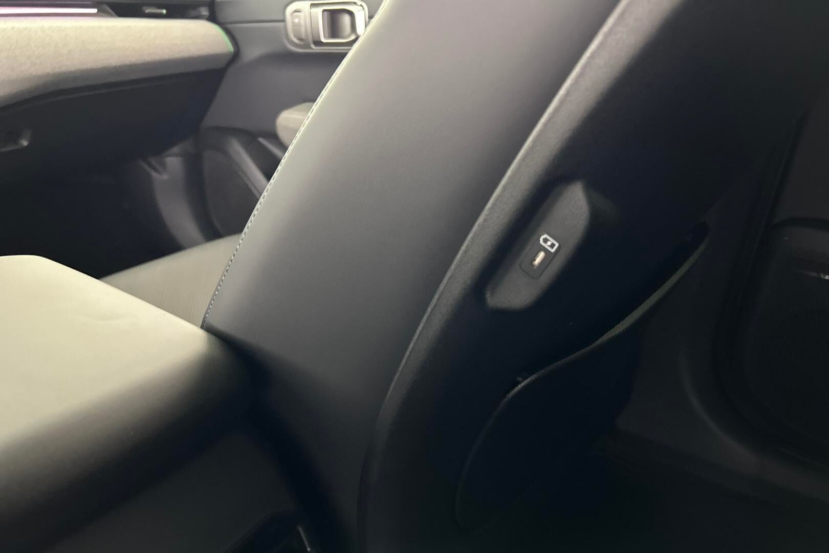 Kia EV4 iso kuva 34