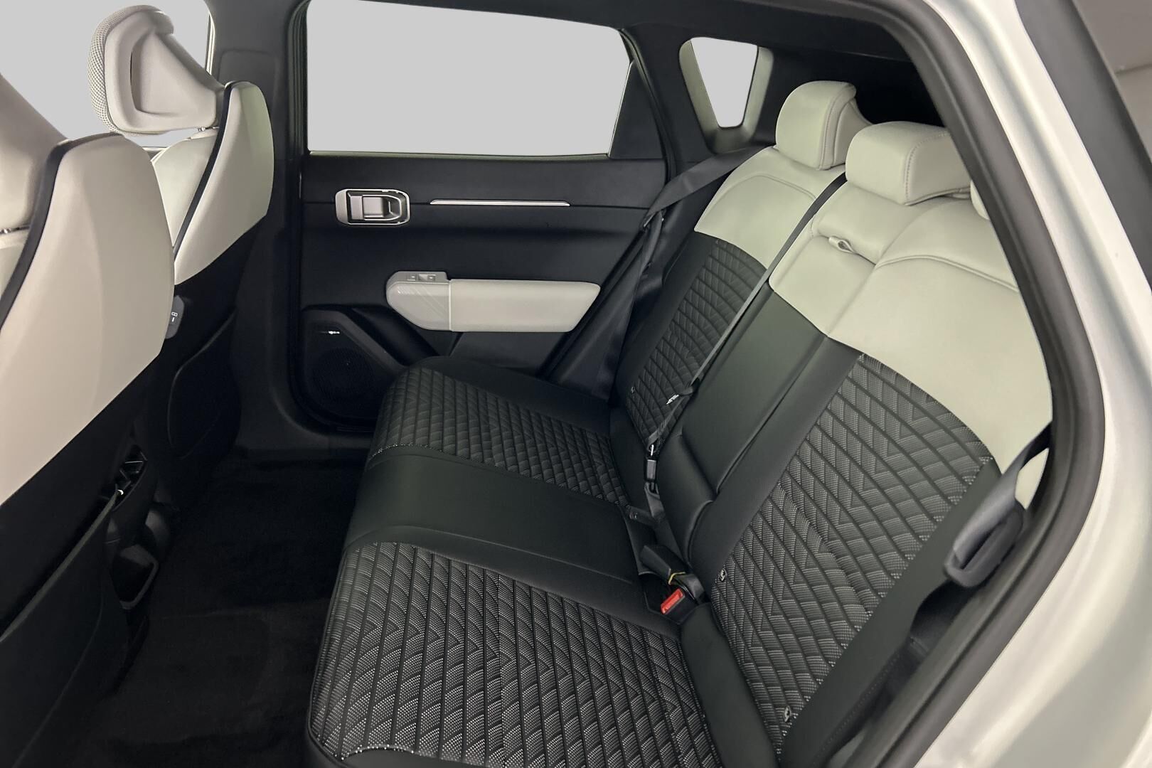 Kia EV4 iso kuva 9