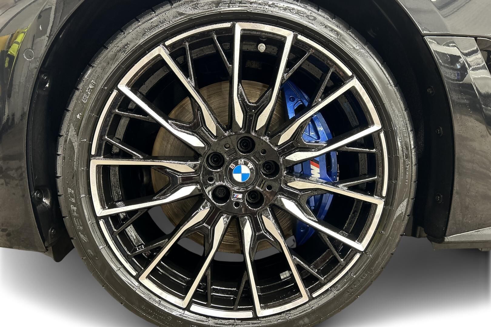 BMW i4 iso kuva 12