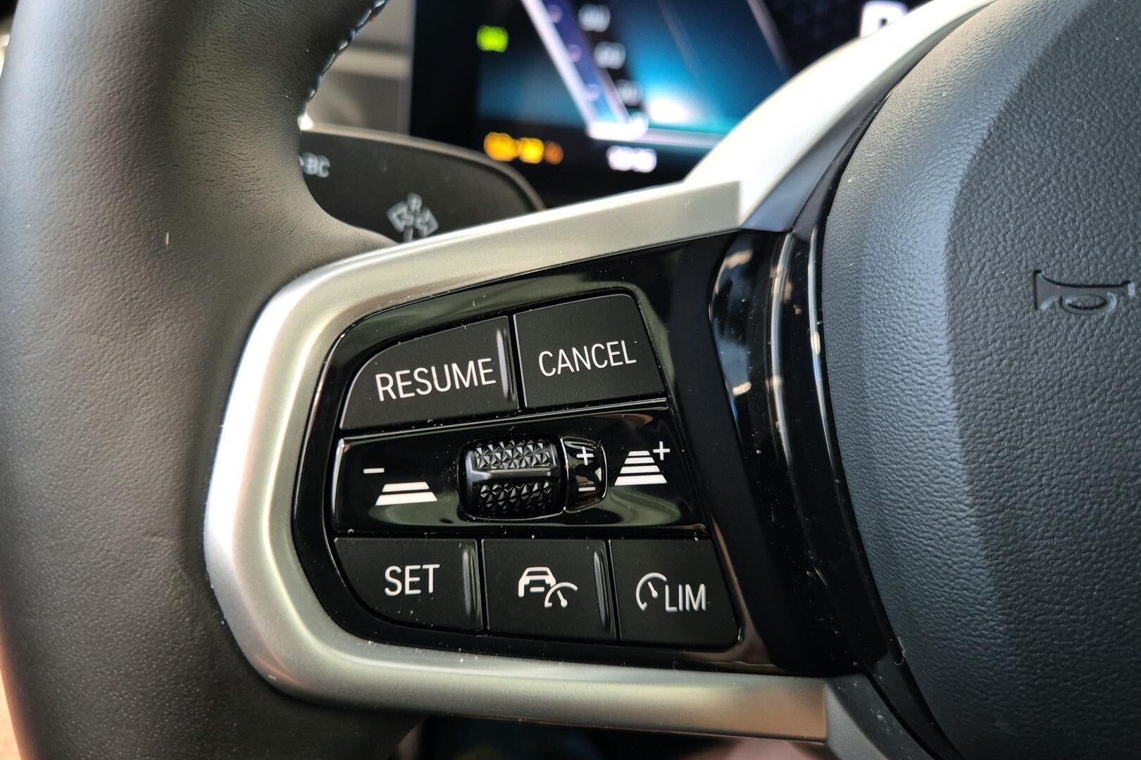 BMW i4 iso kuva 18