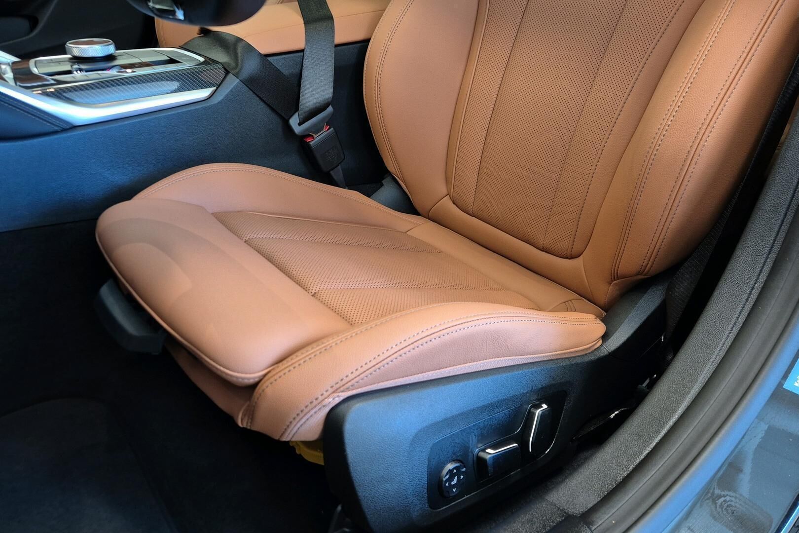 BMW i4 iso kuva 21