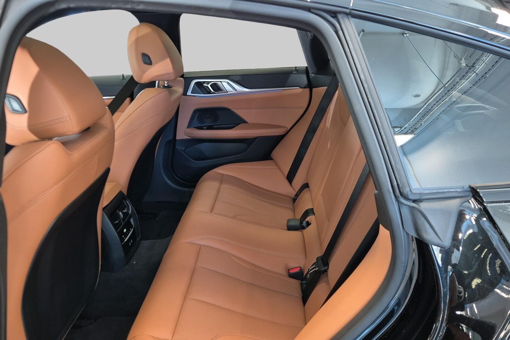 BMW i4 iso kuva 9