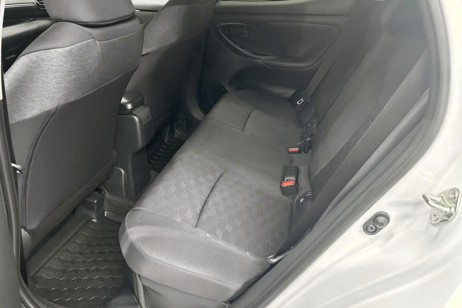 Toyota Yaris iso kuva 9