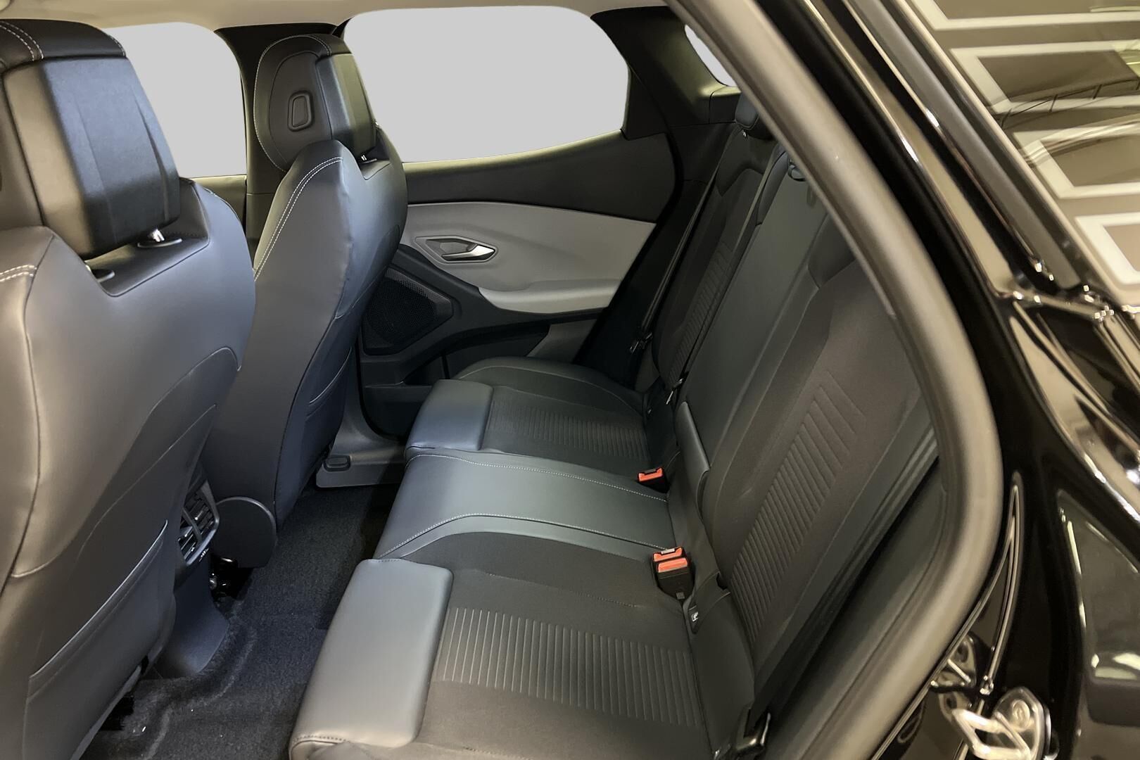 Ford Explorer iso kuva 9