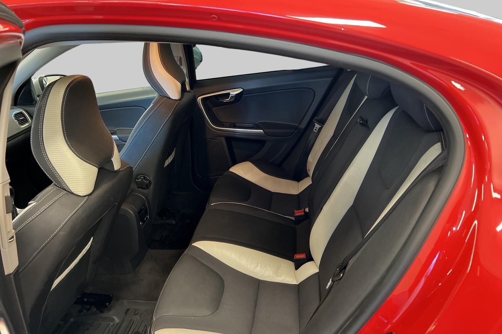 Volvo S60 iso kuva 10