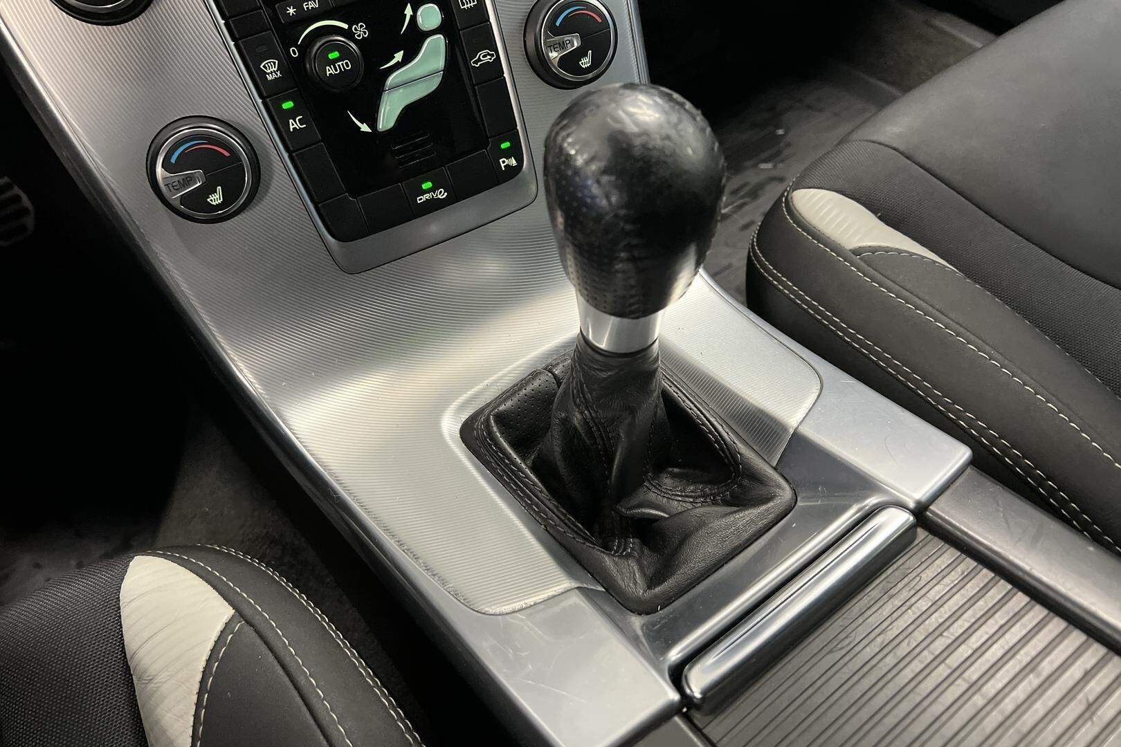 Volvo S60 iso kuva 17