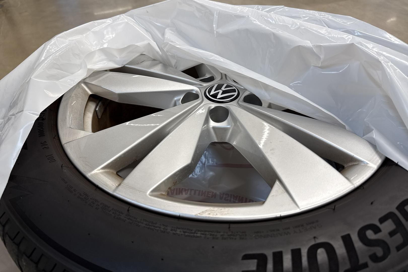VOLKSWAGEN ID.4 iso kuva 13