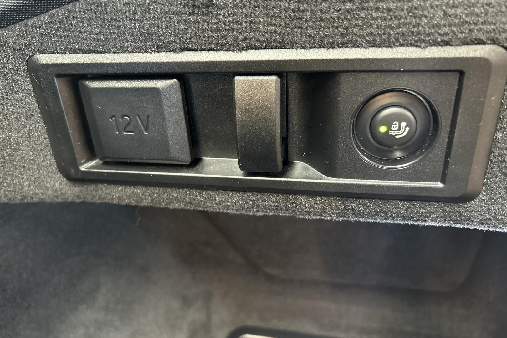 BMW I4 iso kuva 35