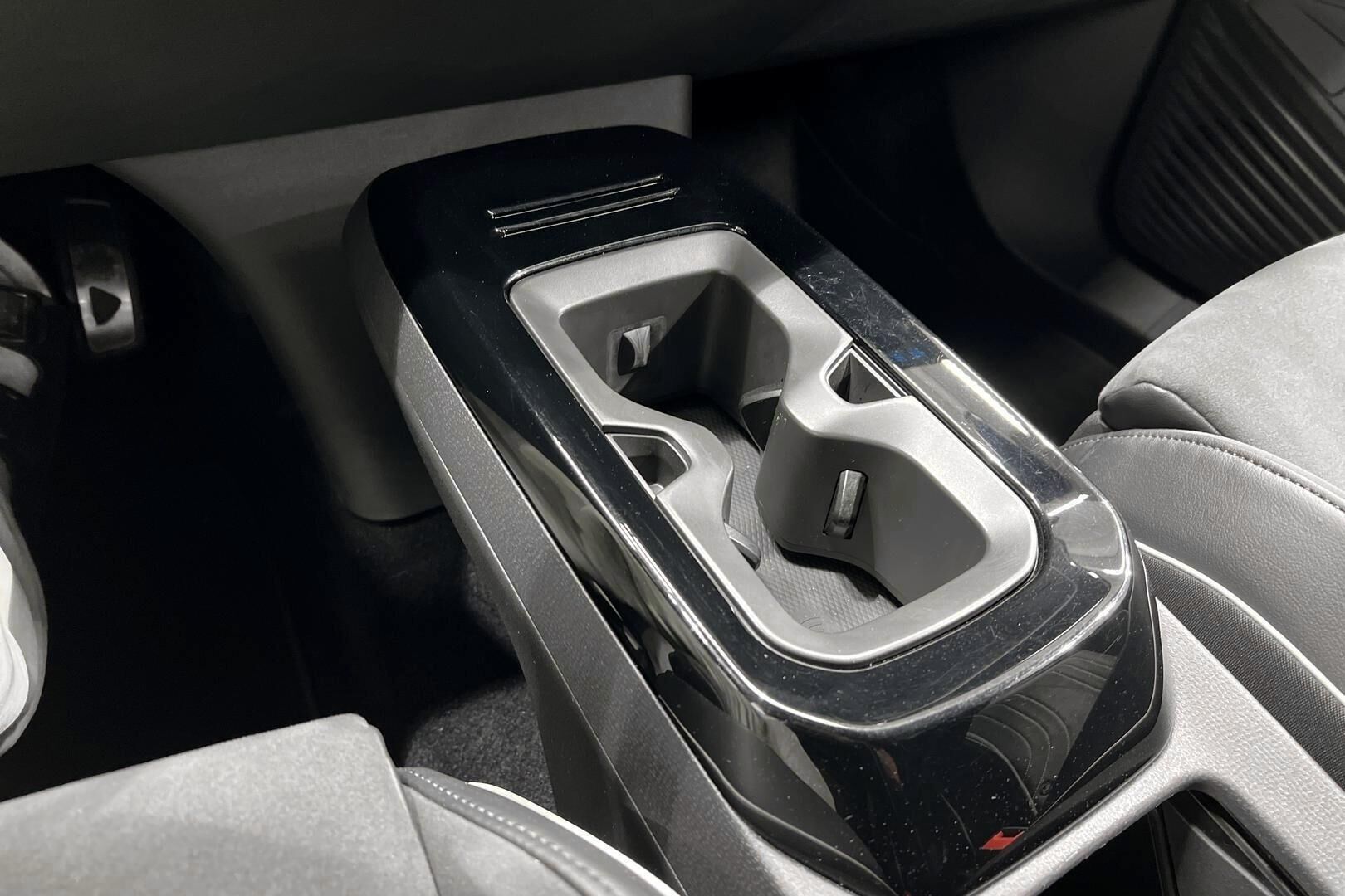VOLKSWAGEN ID.4 iso kuva 10