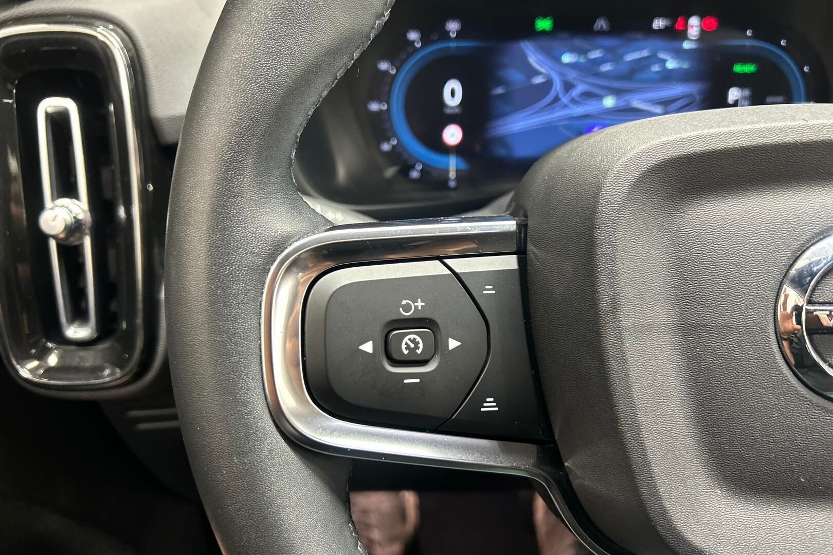 VOLVO C40 iso kuva 19