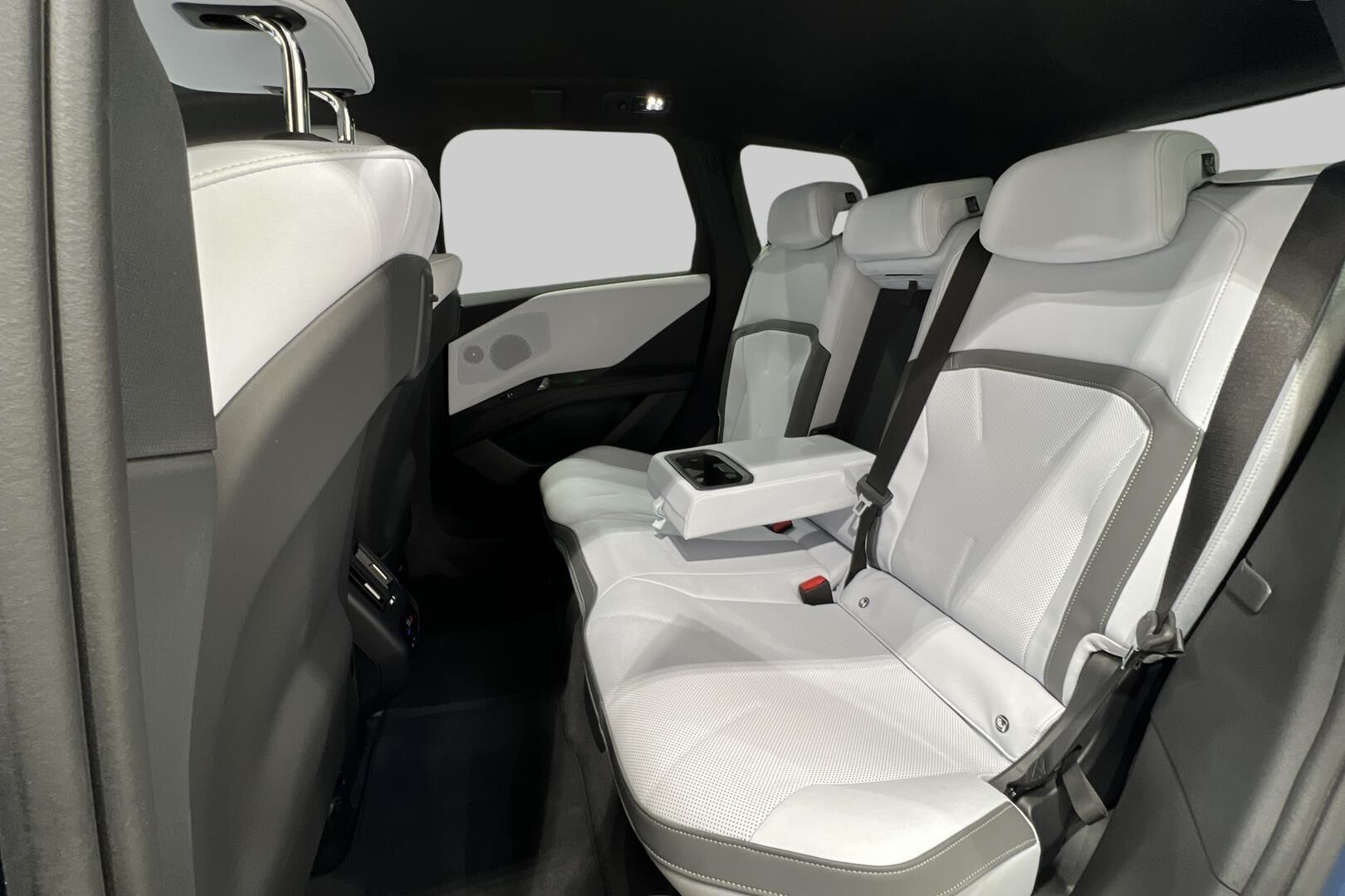 BMW IX3 iso kuva 16