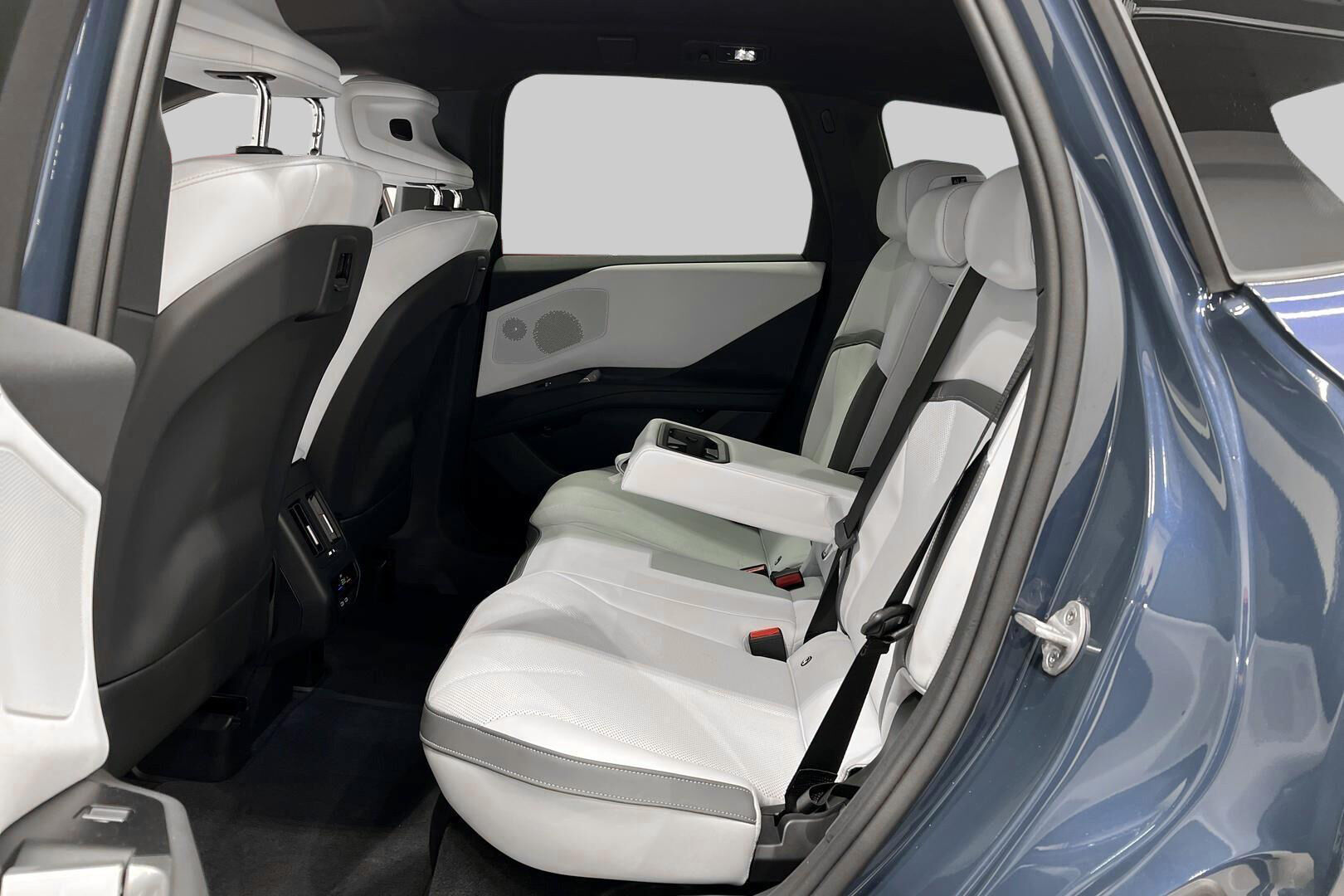 BMW IX3 iso kuva 17