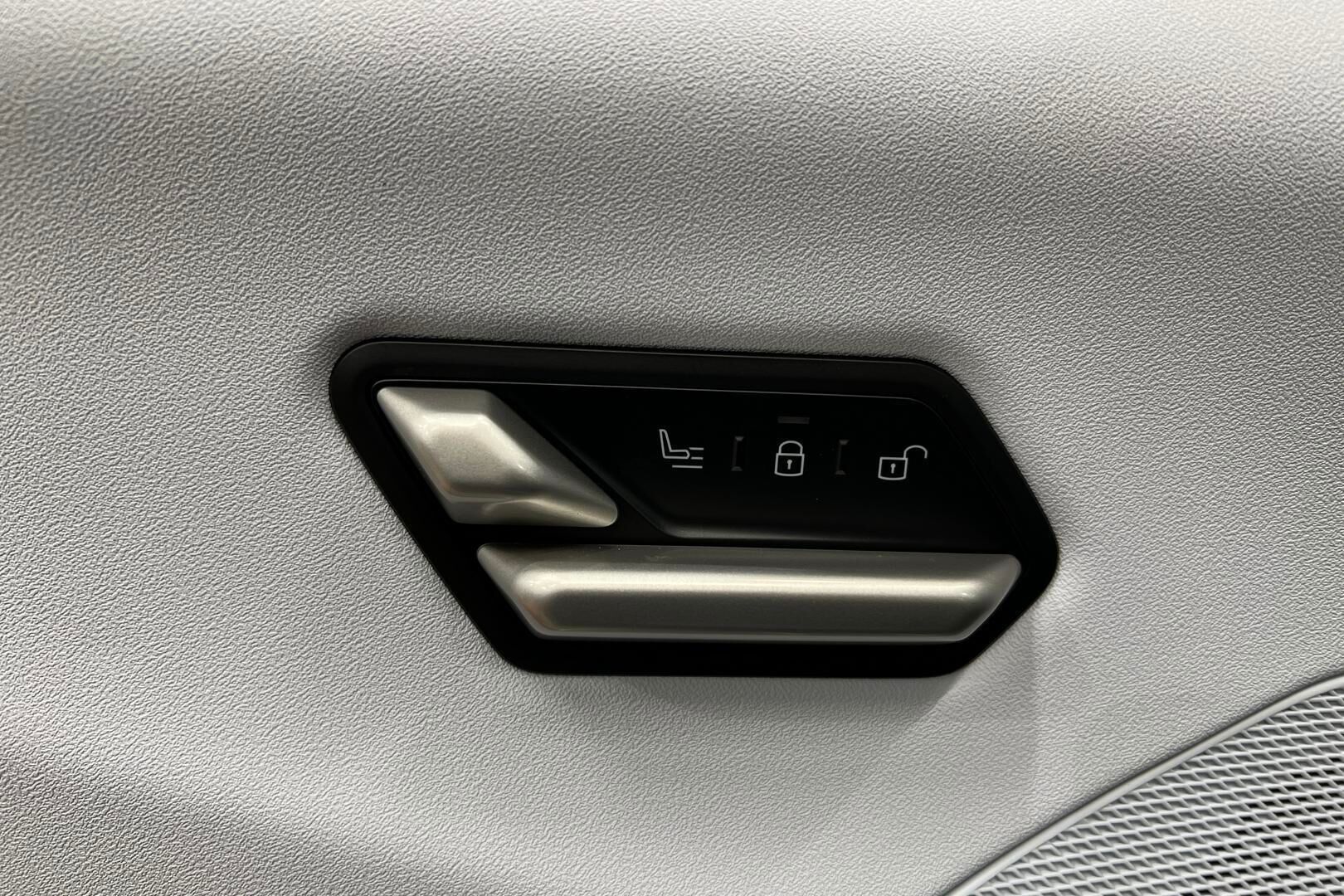 BMW IX3 iso kuva 23