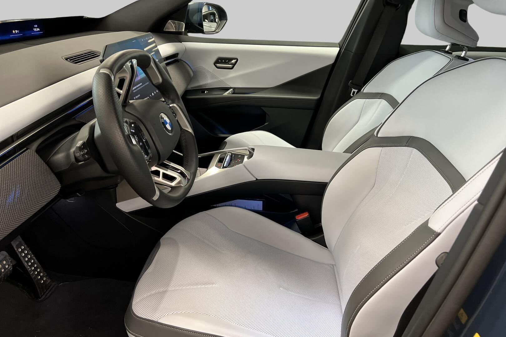 BMW IX3 iso kuva 6