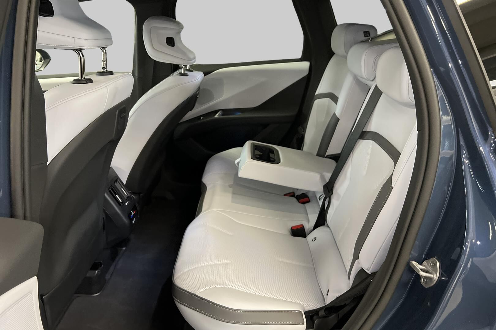 BMW IX3 iso kuva 7