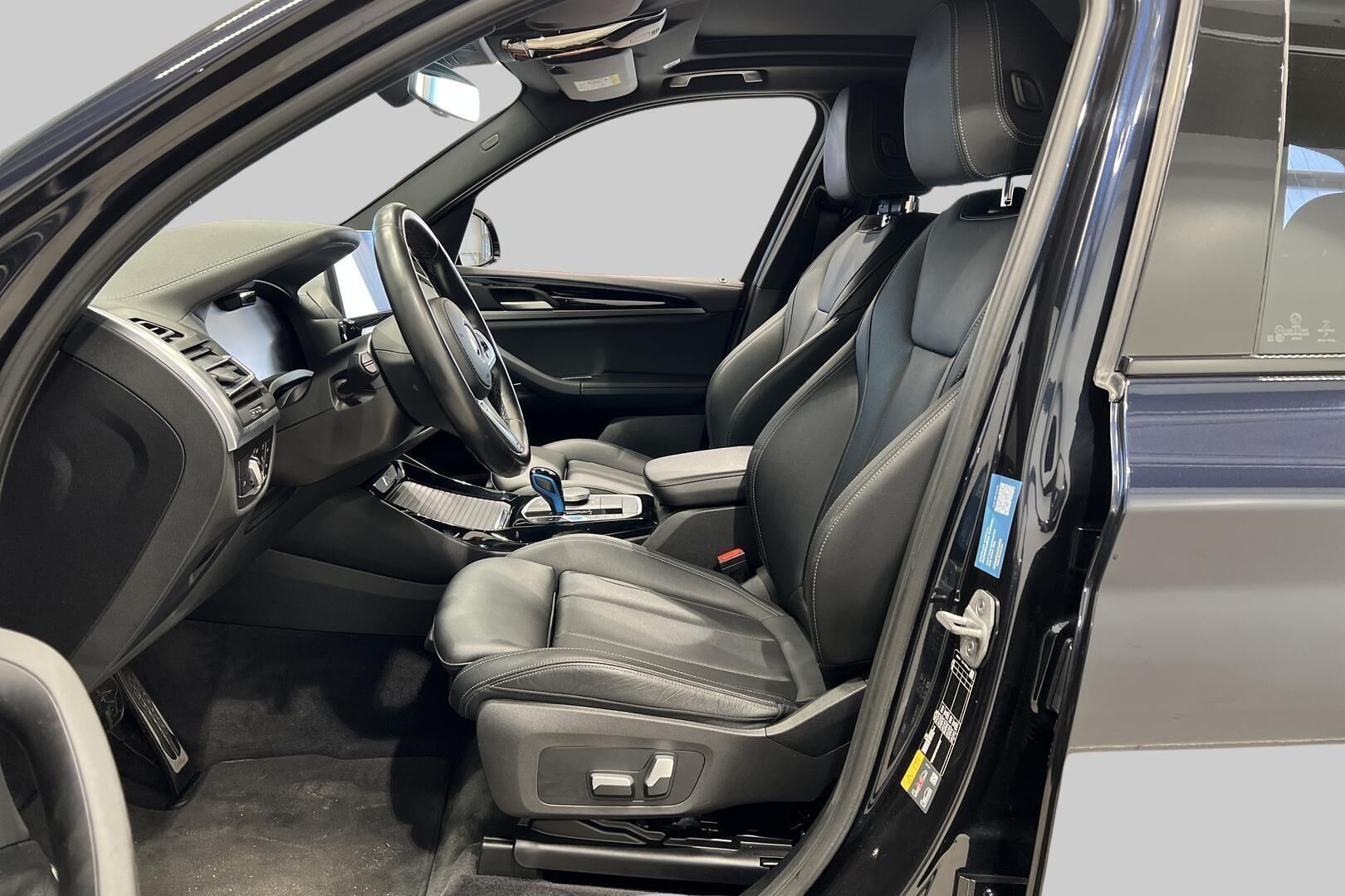 BMW IX3 iso kuva 10