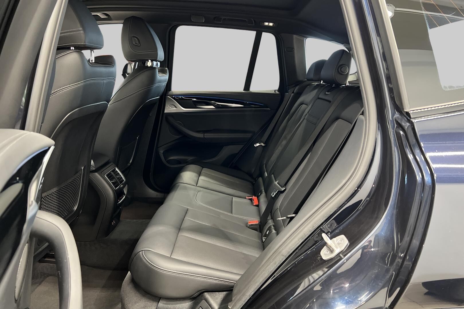 BMW IX3 iso kuva 11