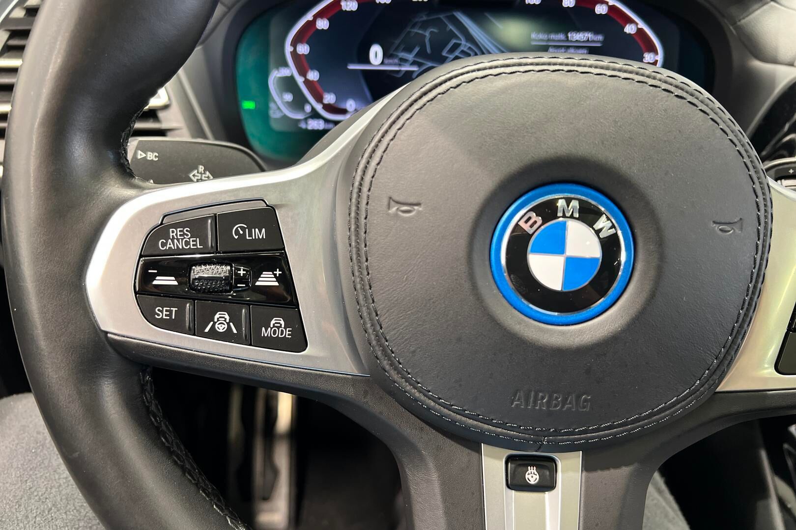 BMW IX3 iso kuva 18