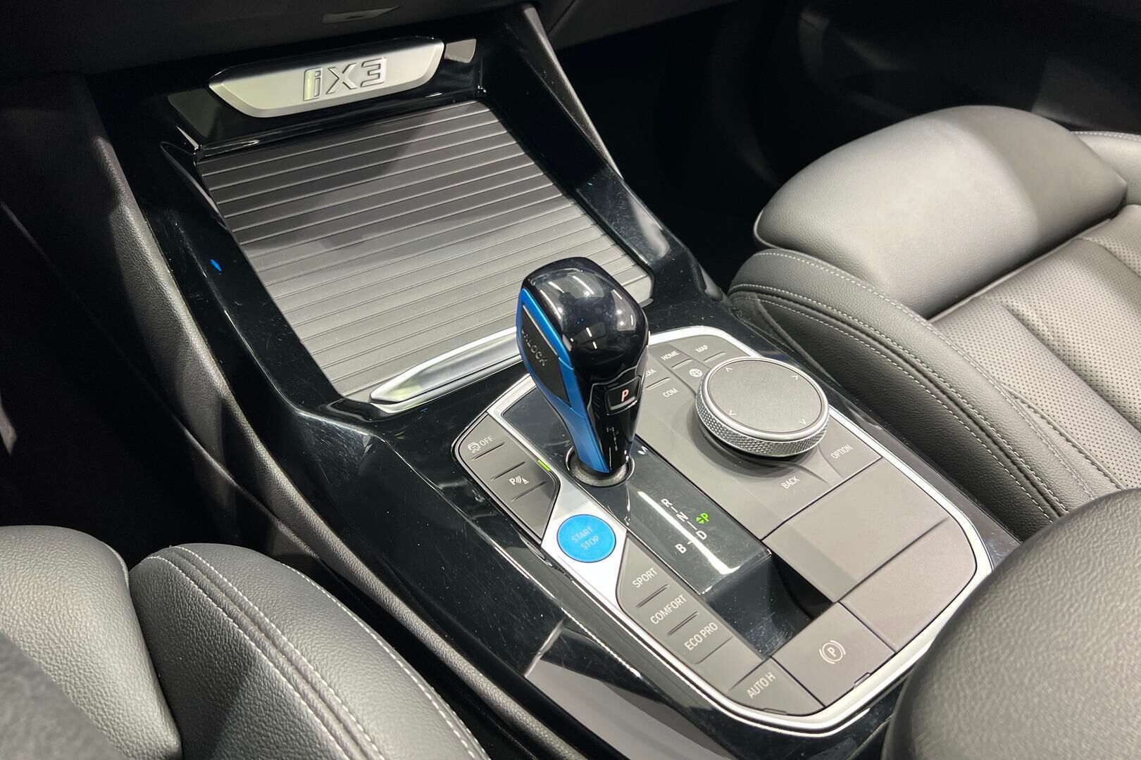 BMW IX3 iso kuva 26