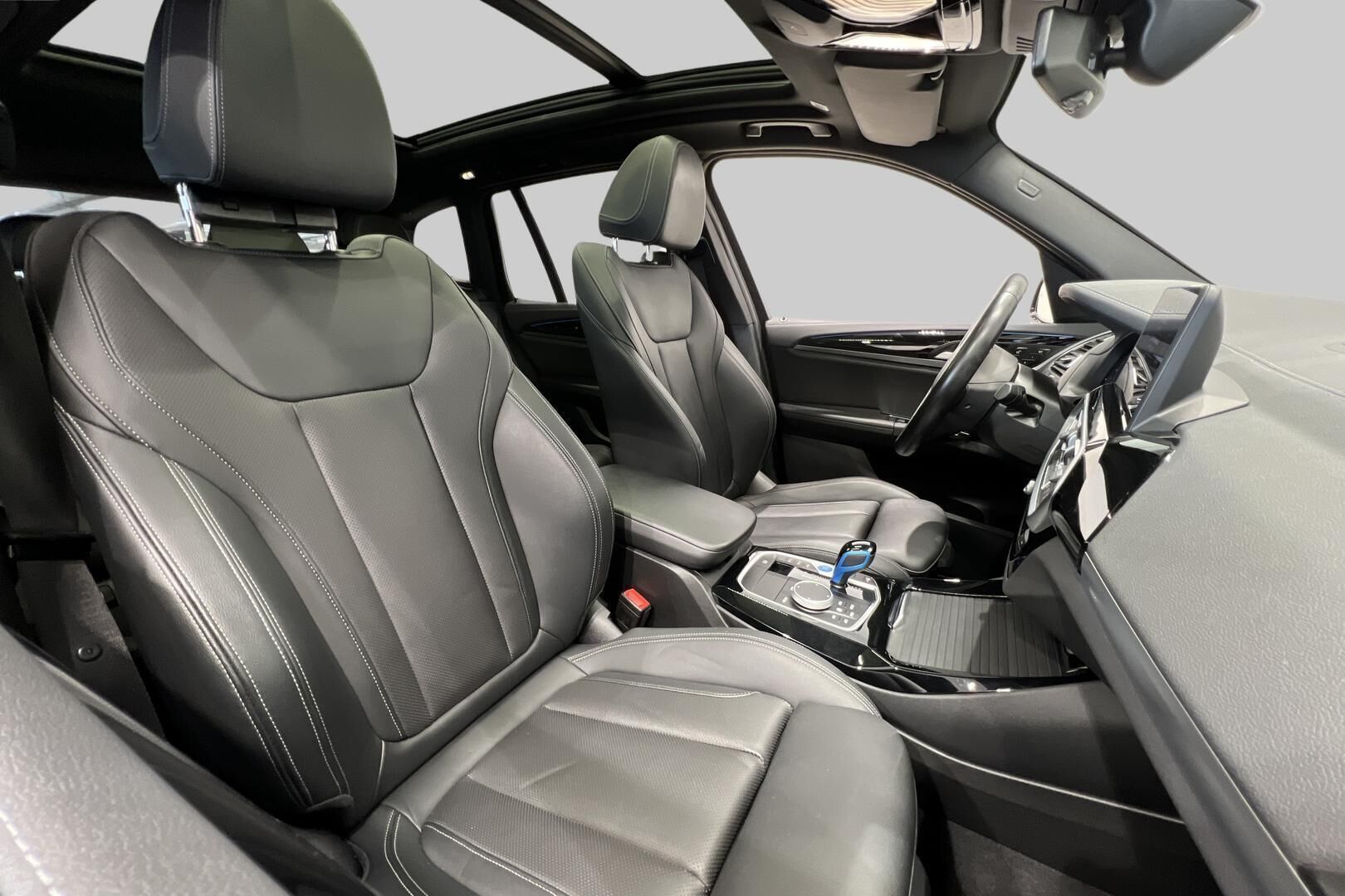 BMW IX3 iso kuva 7