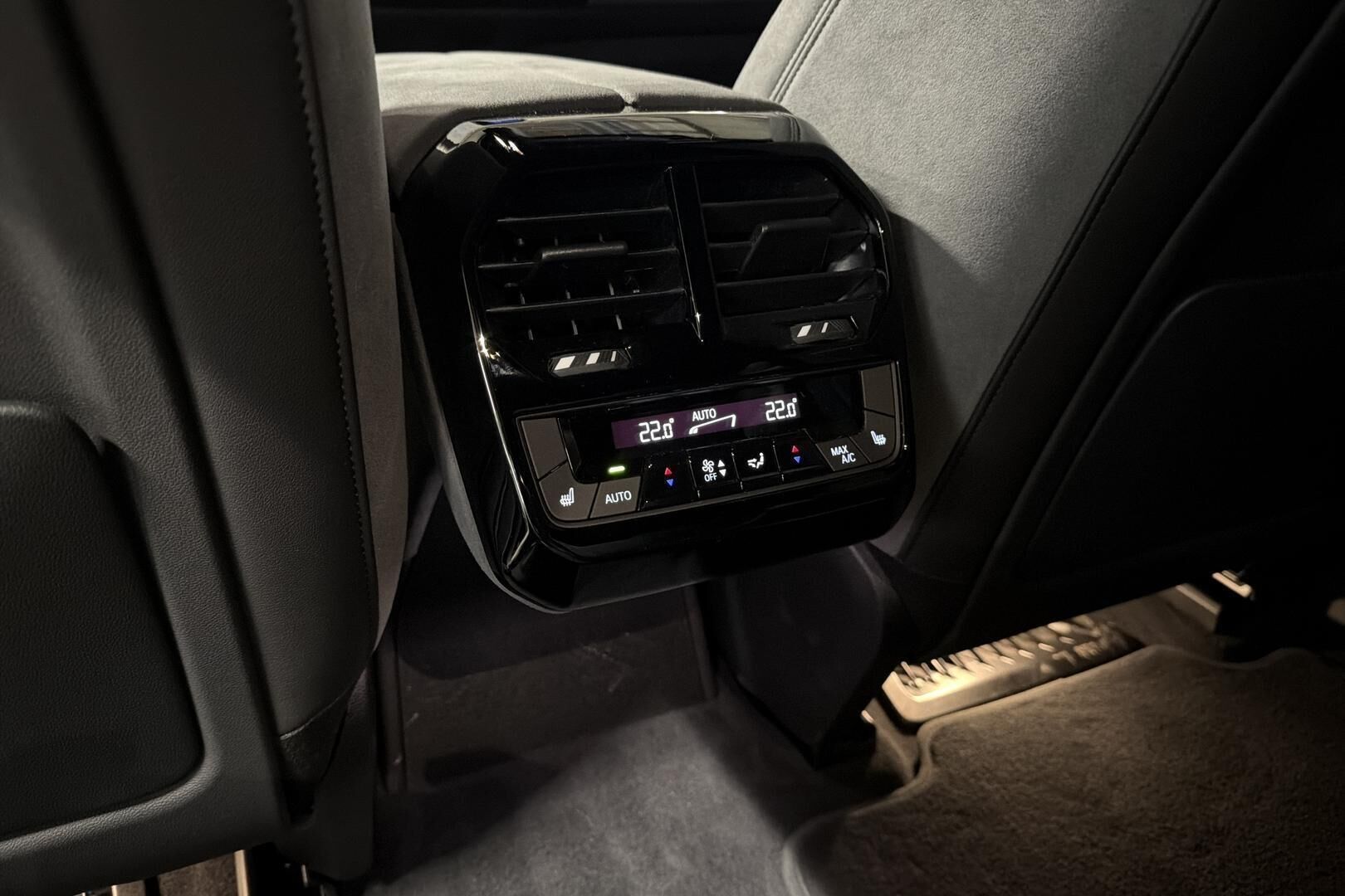 BMW iX iso kuva 15
