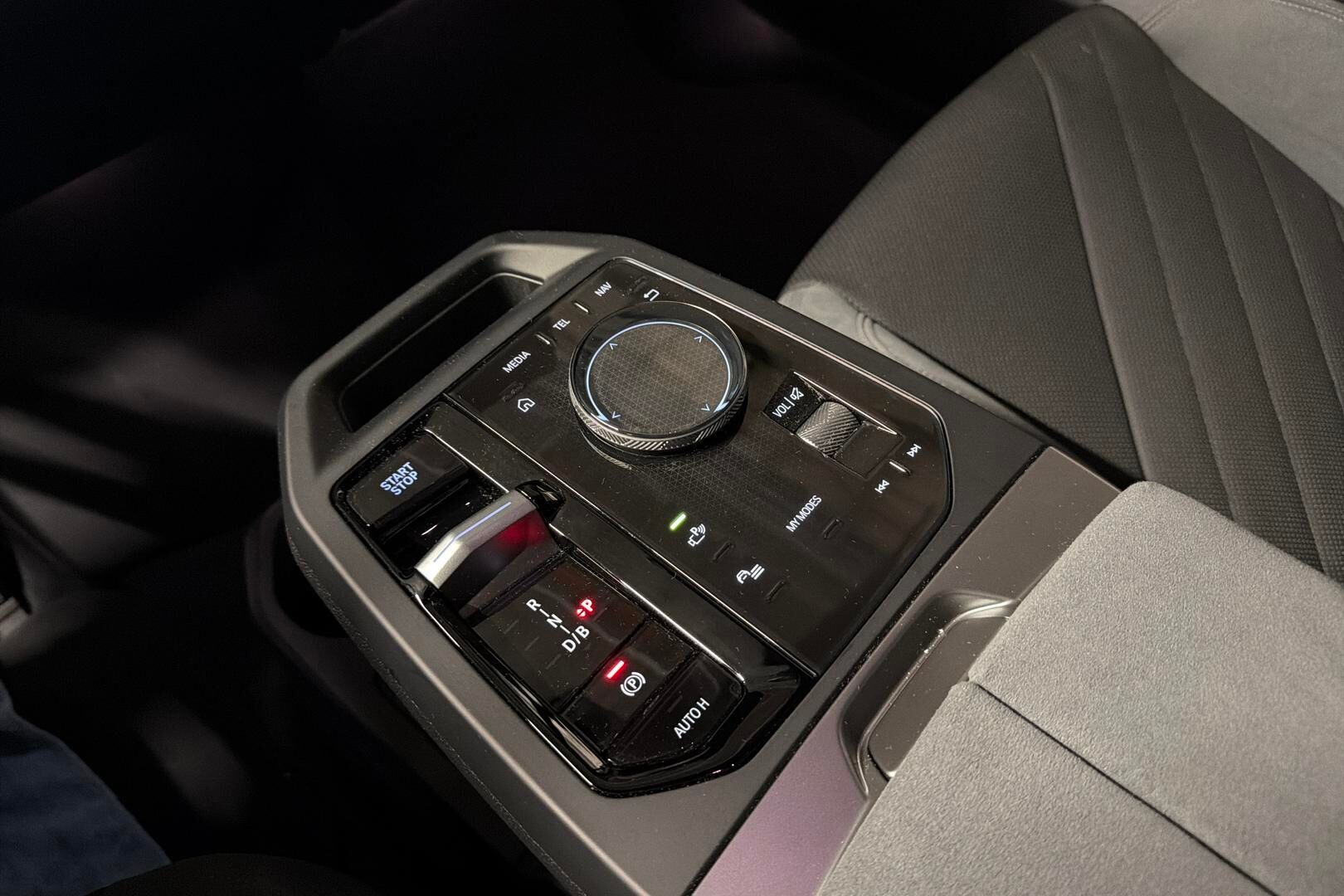 BMW iX iso kuva 37