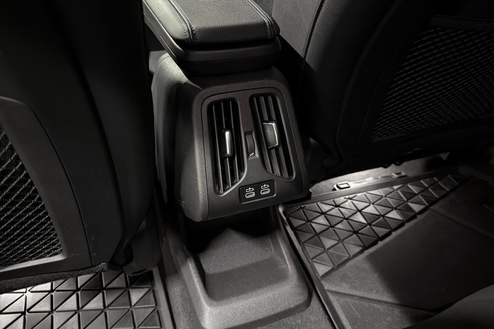 BMW IX1 iso kuva 14