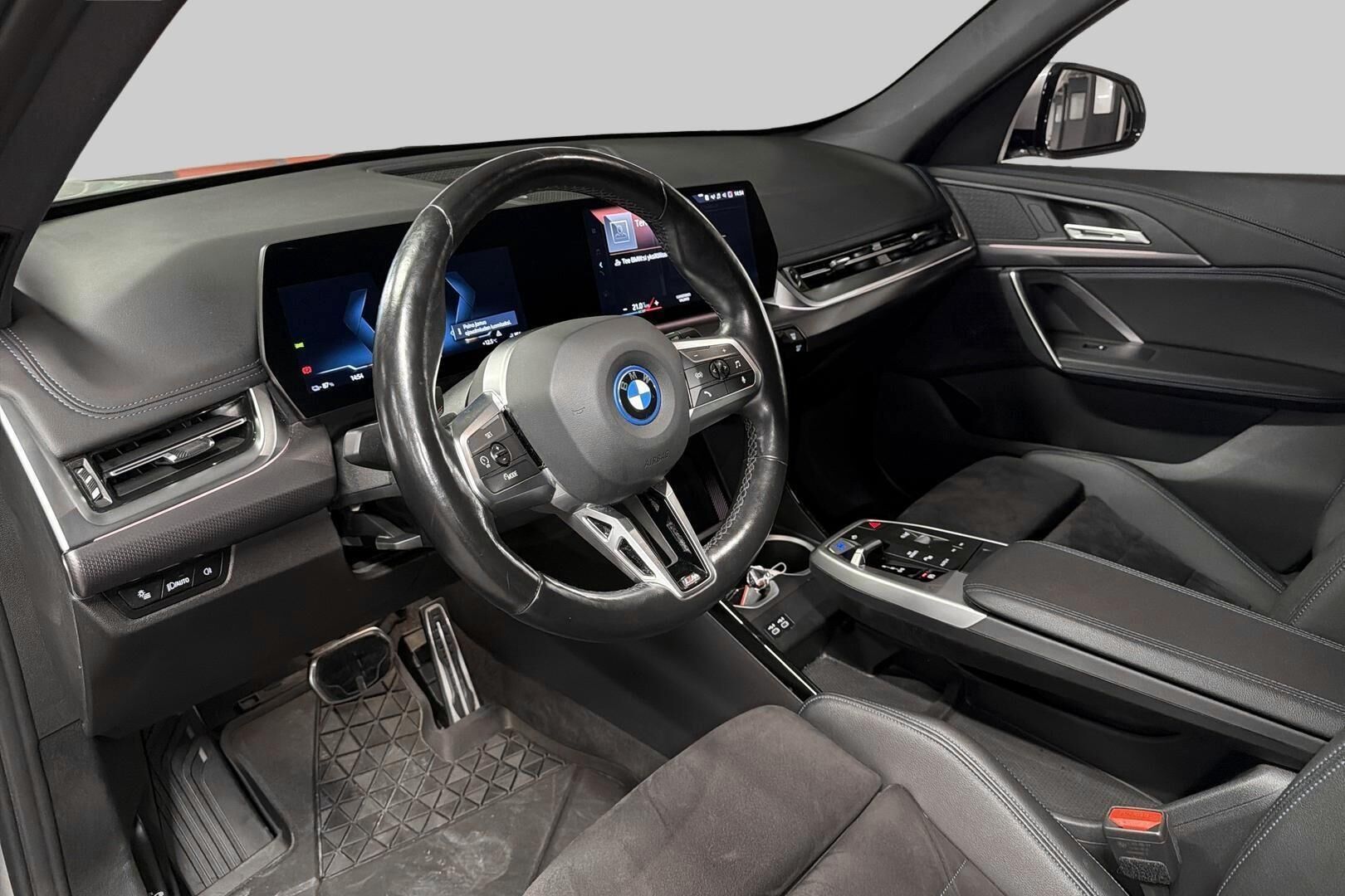 BMW IX1 iso kuva 8