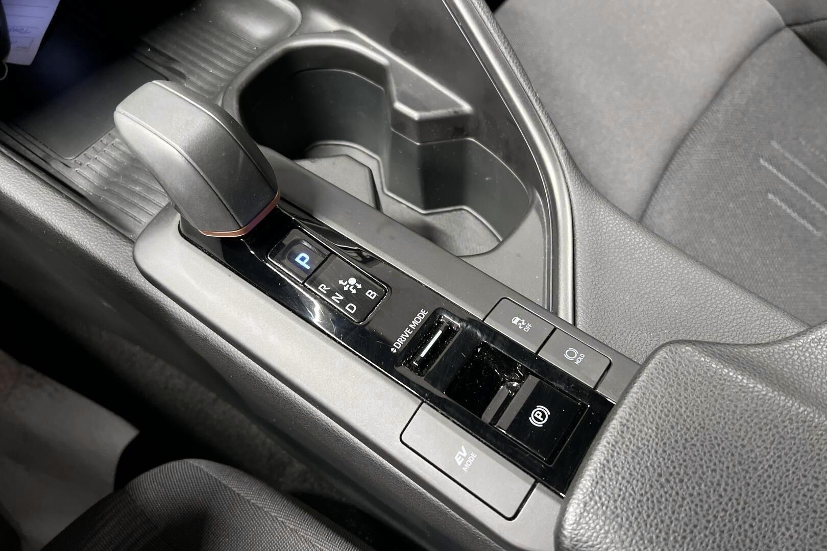 TOYOTA C-HR iso kuva 15