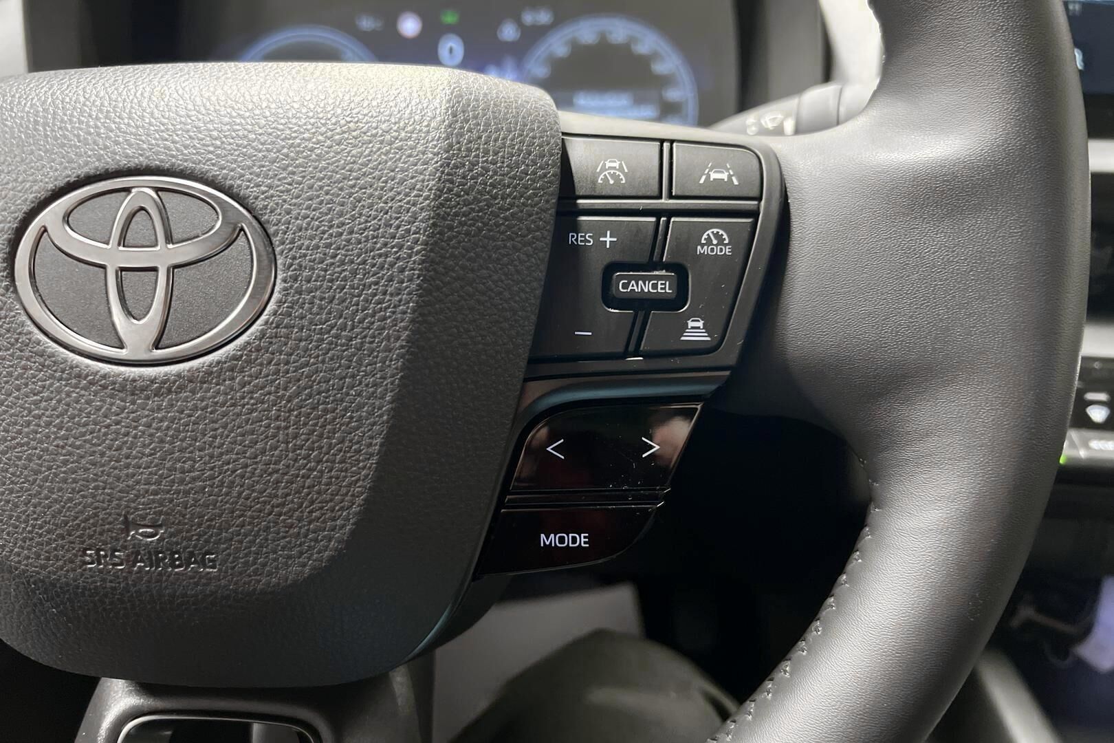 TOYOTA C-HR iso kuva 17