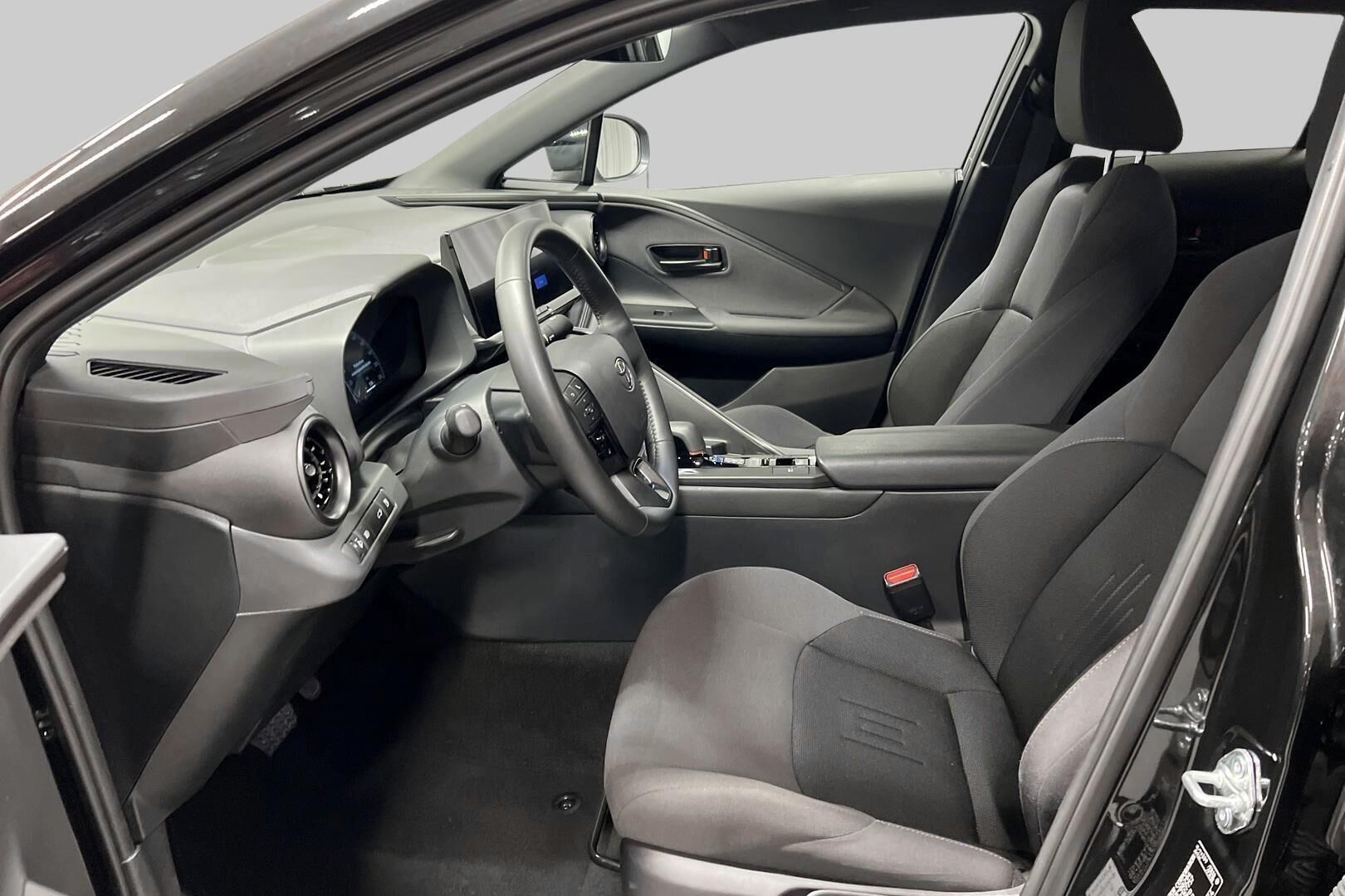 TOYOTA C-HR iso kuva 8