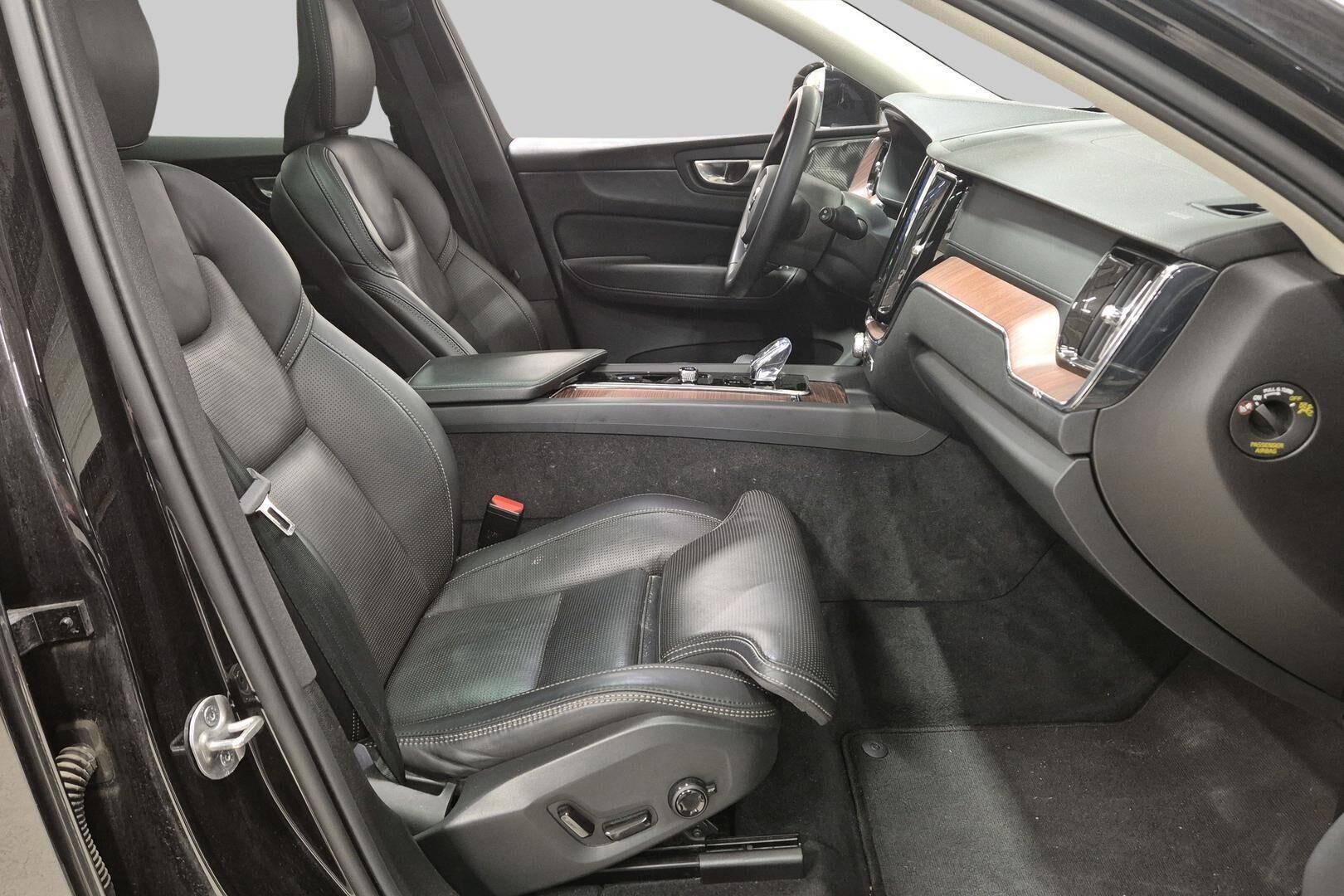 VOLVO XC60 iso kuva 3