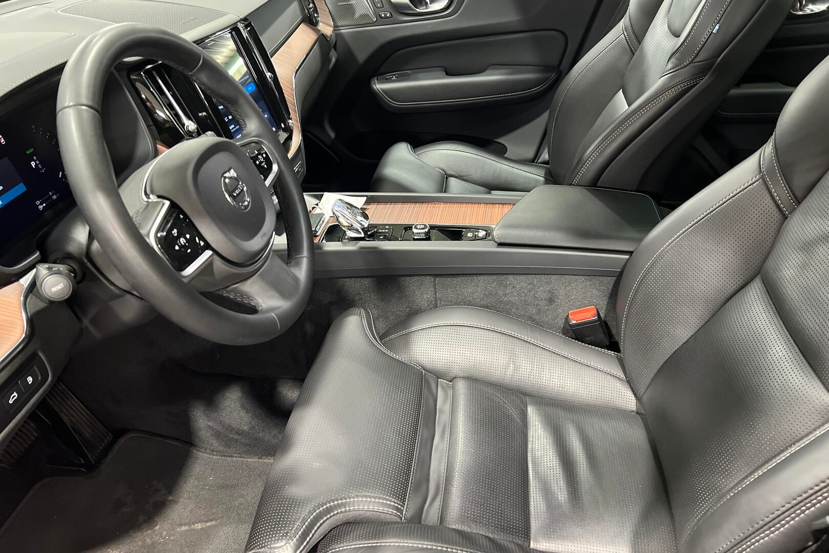 VOLVO XC60 iso kuva 9