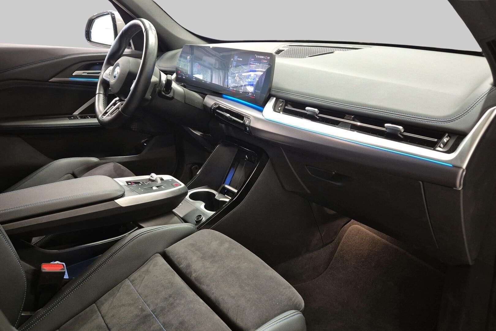 BMW iX1 iso kuva 5