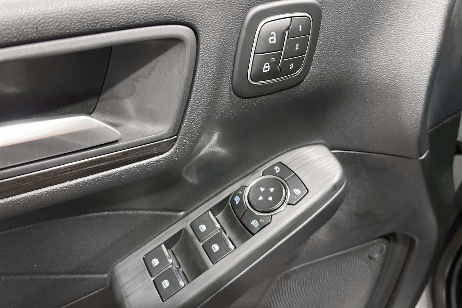 FORD KUGA iso kuva 15