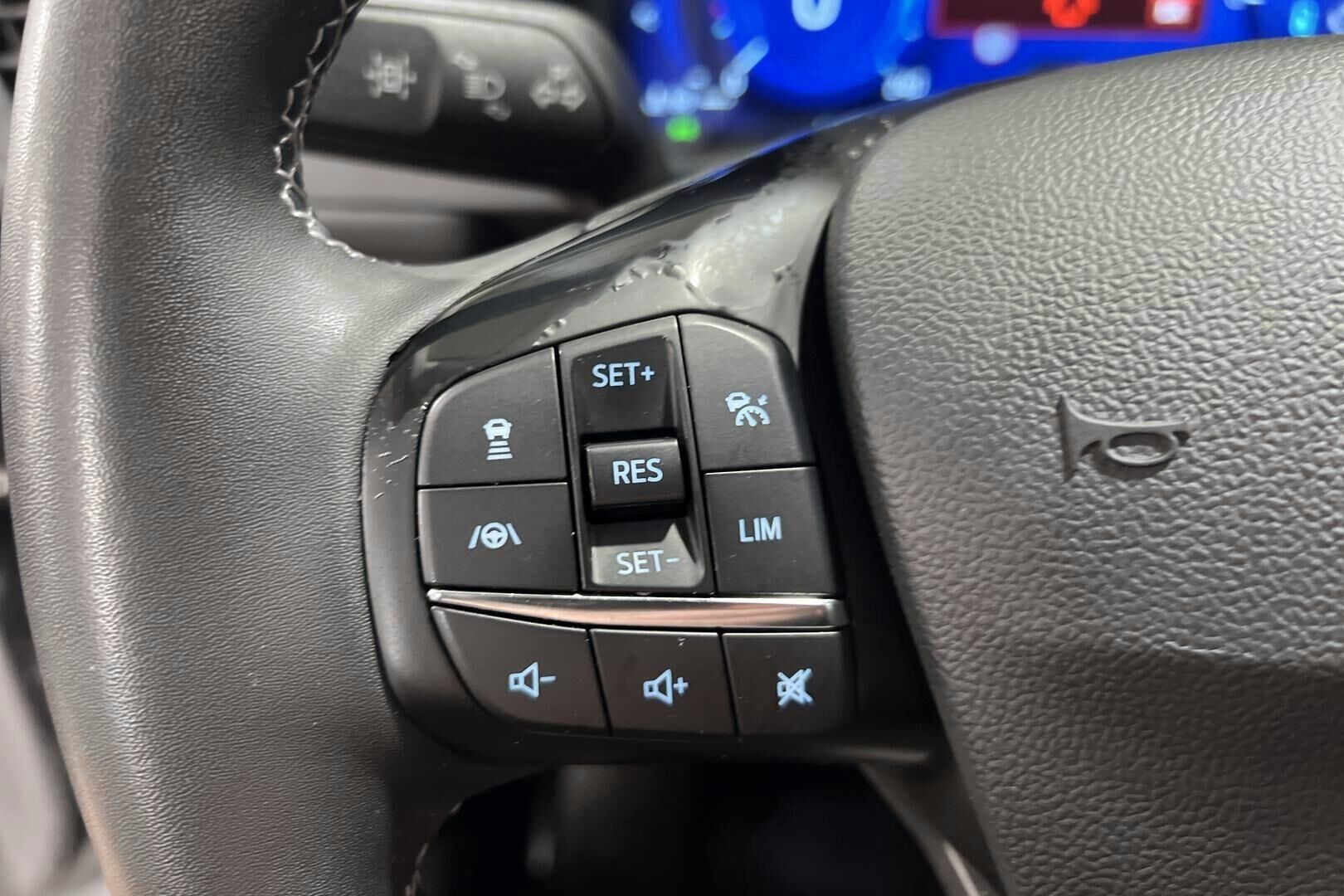 FORD KUGA iso kuva 17